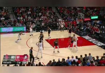 就是这么轻松 努尔基奇顶飞防守挂筐暴扣